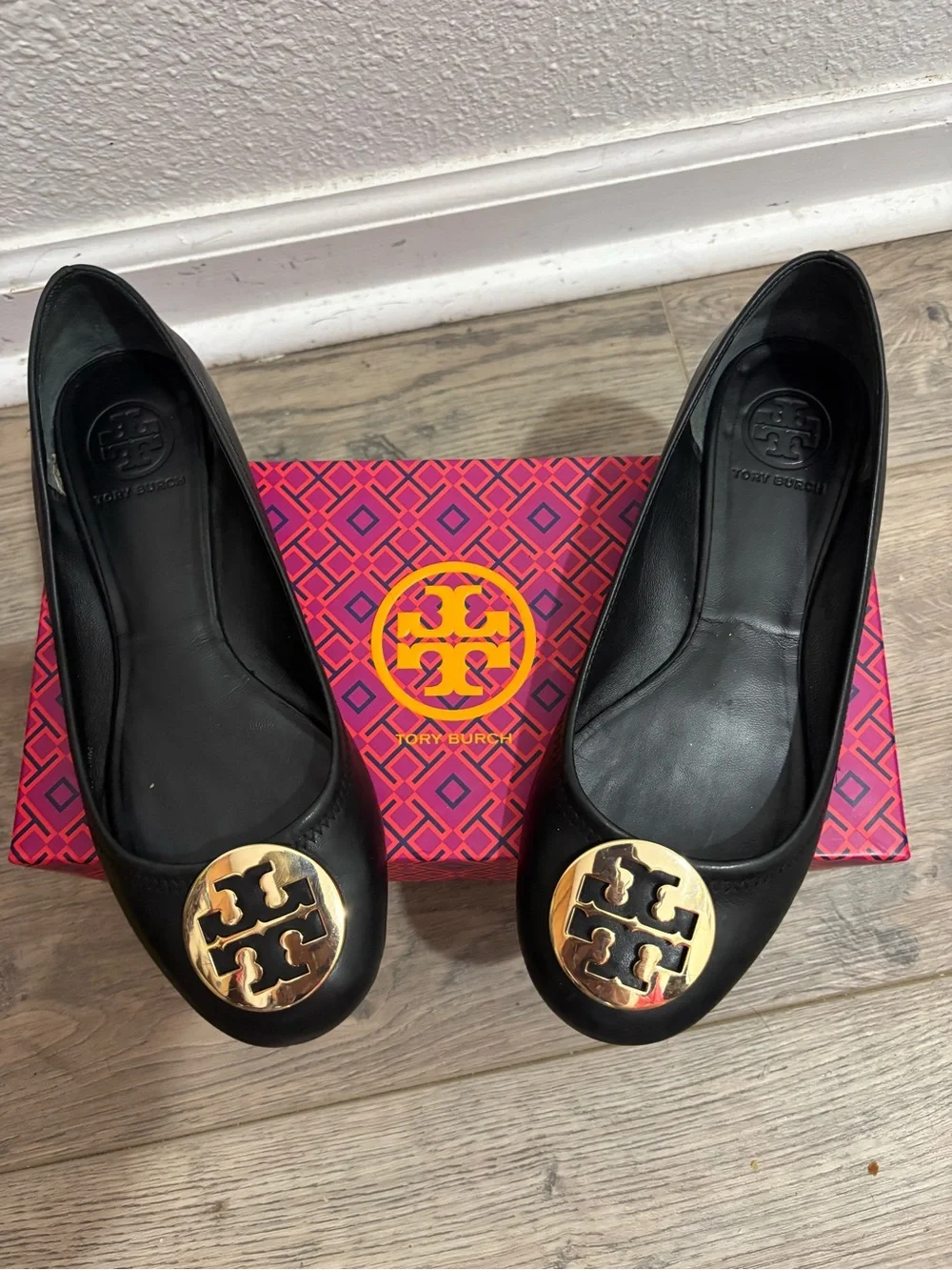 Tory Burch Black Leather. Ballet Flats with Gold Logo Medallion. Size 8